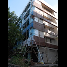 Gerüstbau. Malerarbeiten werden auf einem einzigen Bambusrohr stehend ausgeführt.